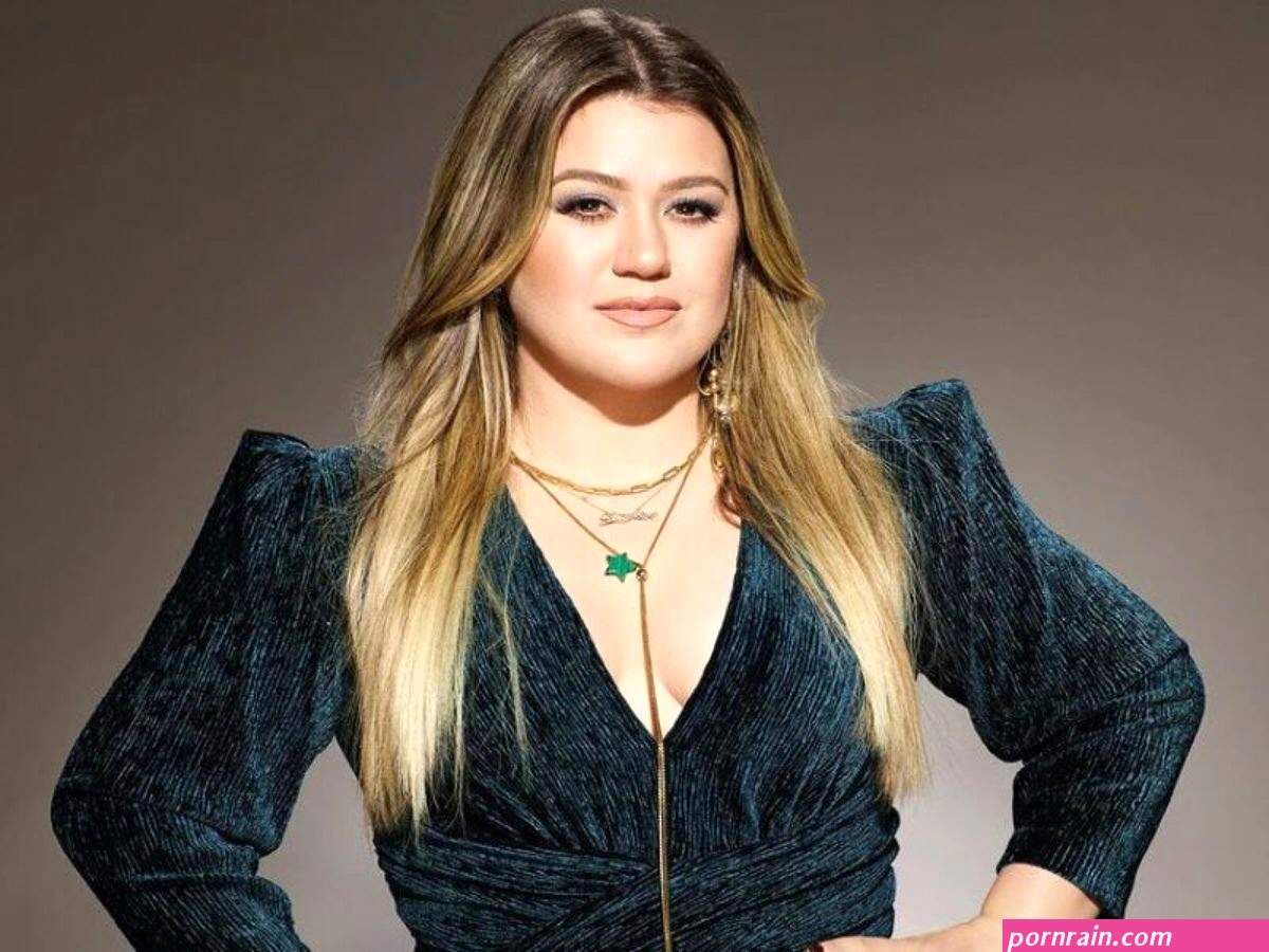 kelly clarkson tits
