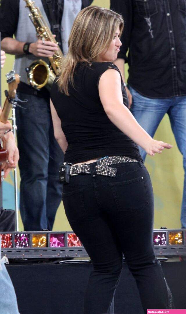 kelly clarkson tits