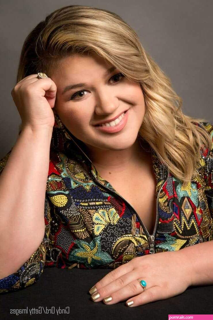 kelly clarkson tits