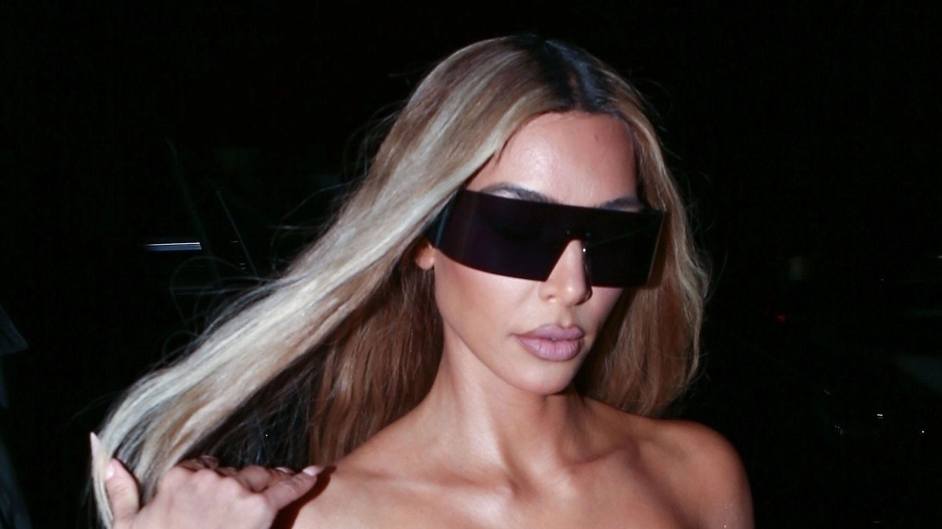 kim kardashian khloe kardashian had all eyes on them as they strutted into craigs