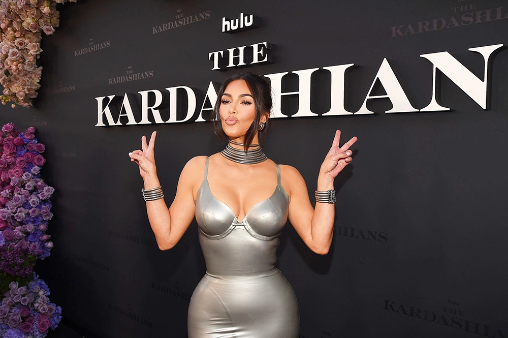 kim kardashian khloe kardashian had all eyes on them as they strutted into craigs