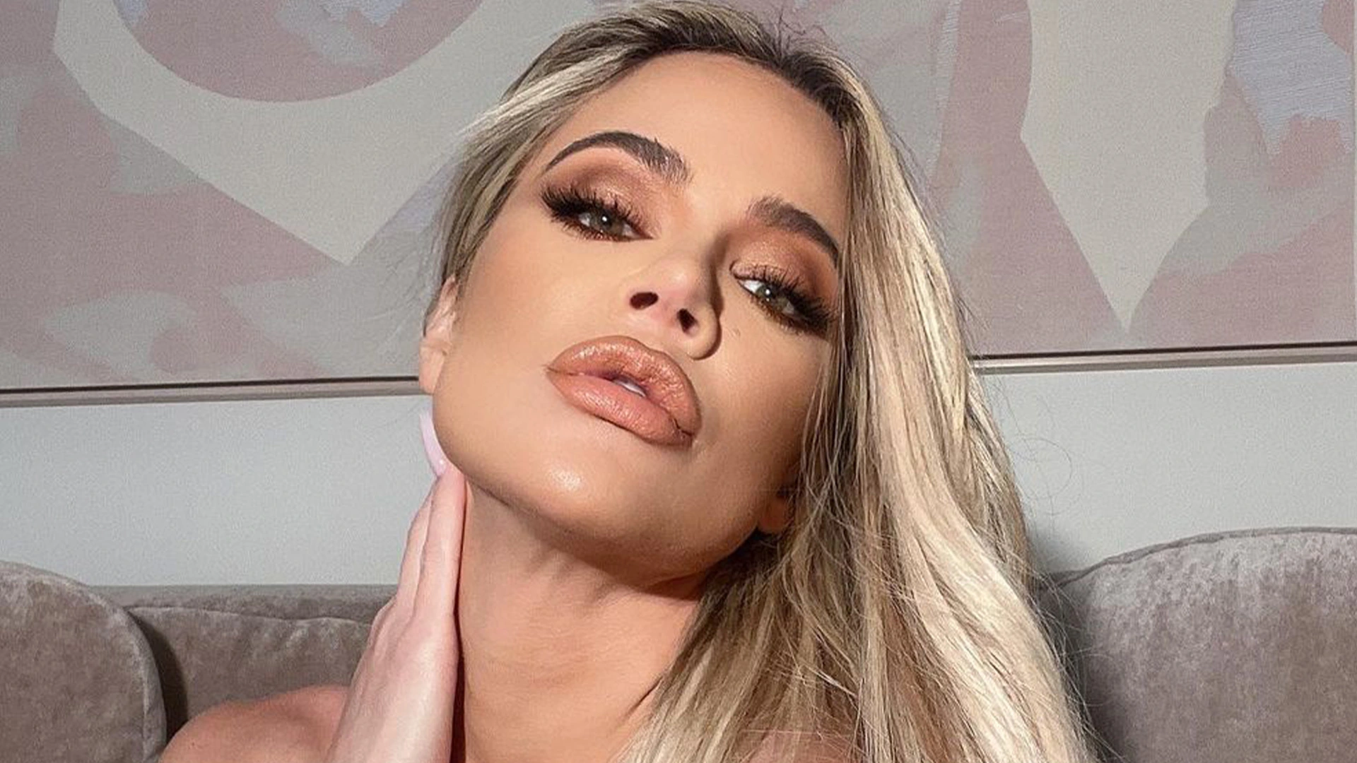 kim kardashian khloe kardashian had all eyes on them as they strutted into craigs