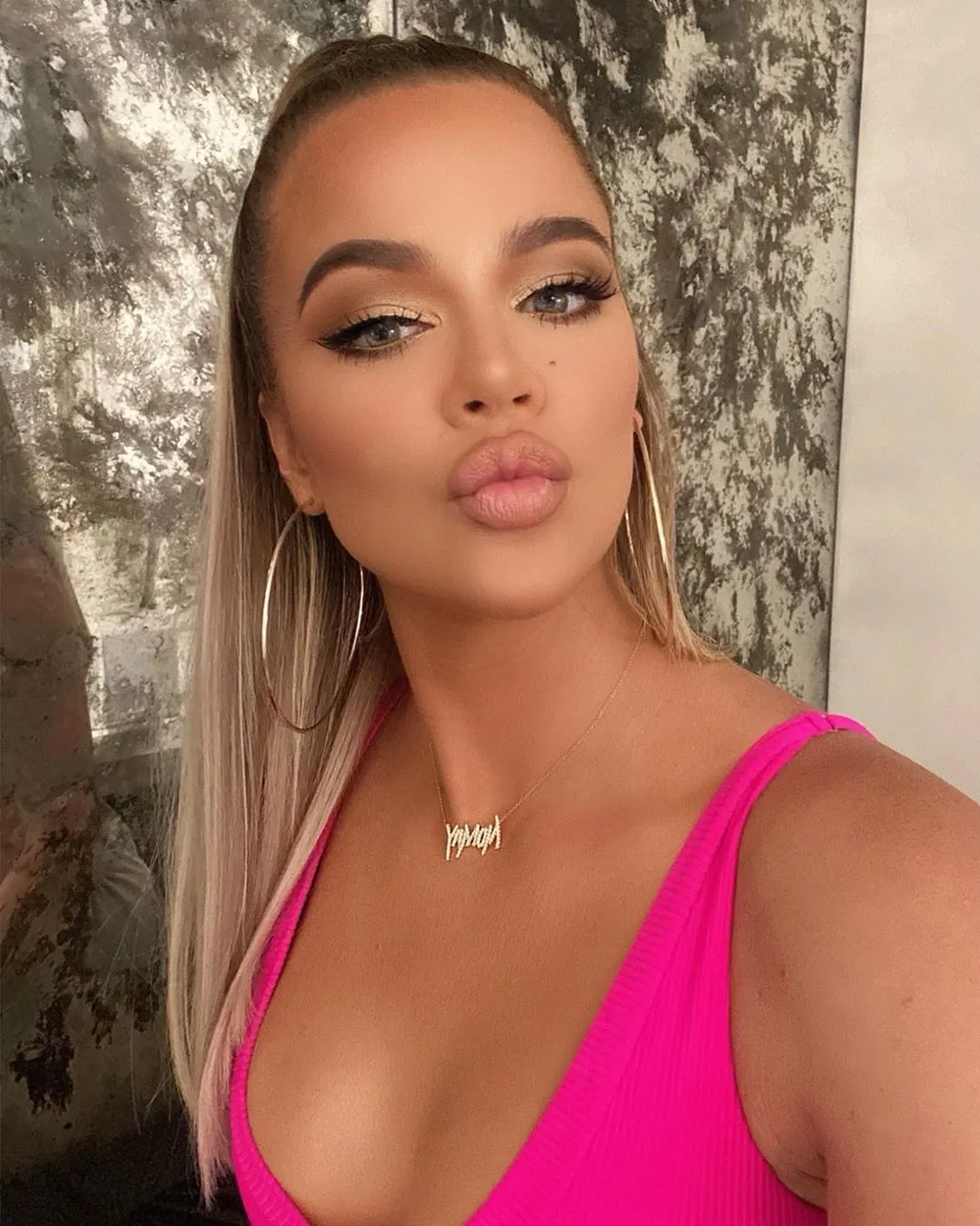 kim kardashian khloe kardashian had all eyes on them as they strutted into craigs