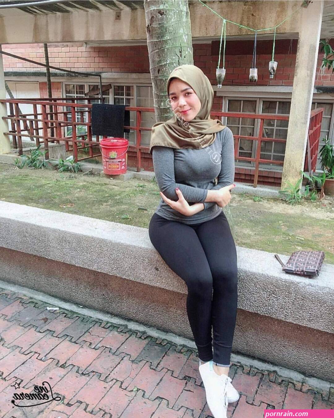jilbab montok bahenol