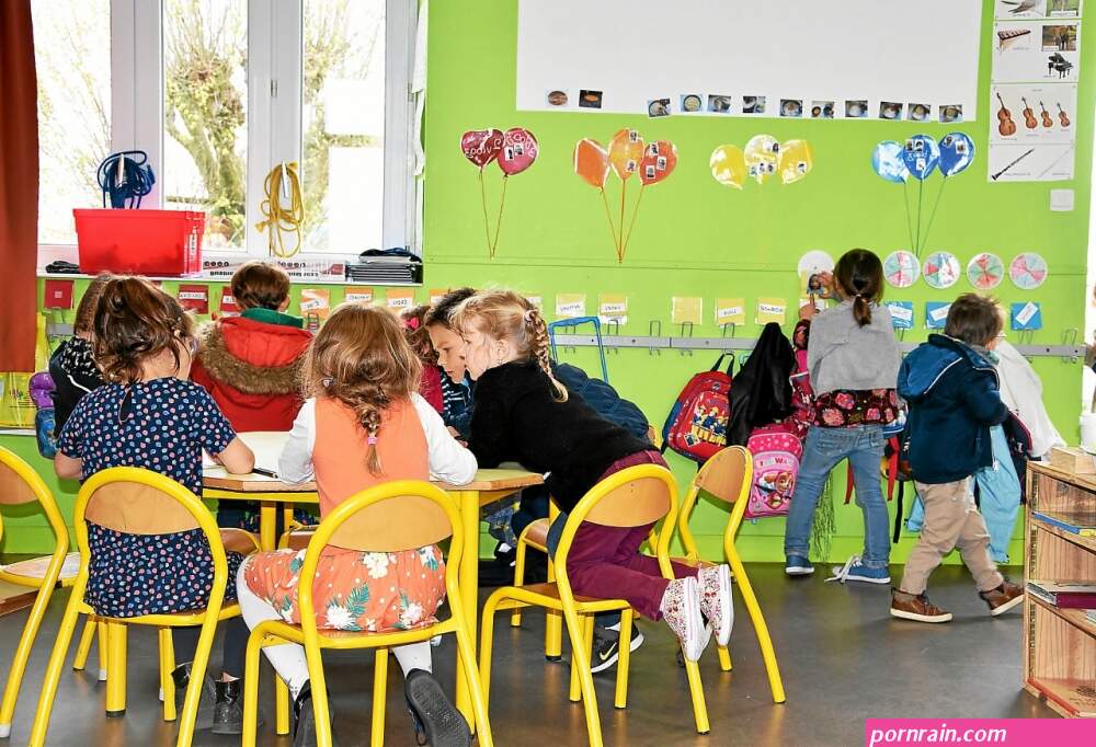 deux petit fille nue avec le prof dan clas