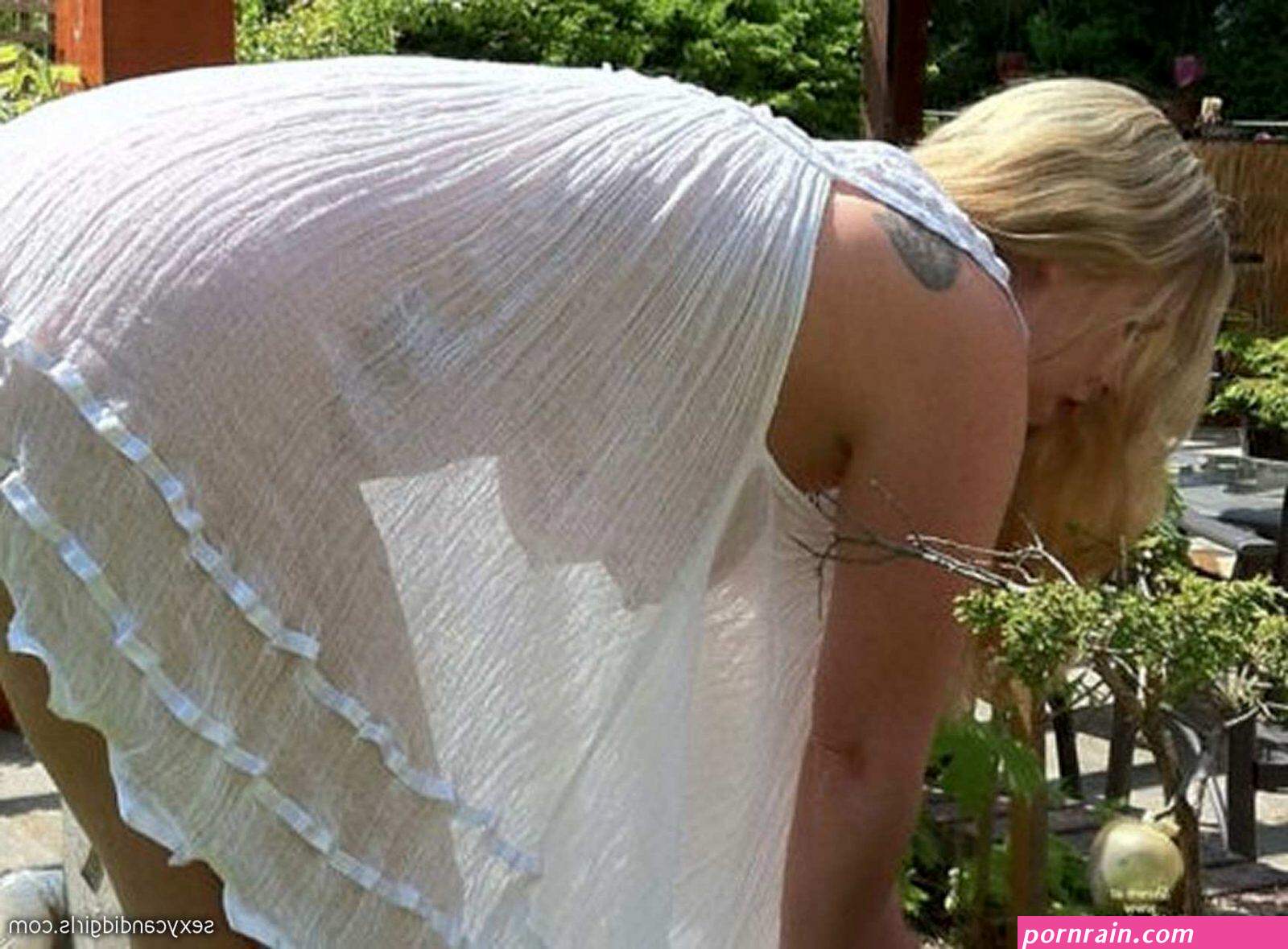 tits bending over
