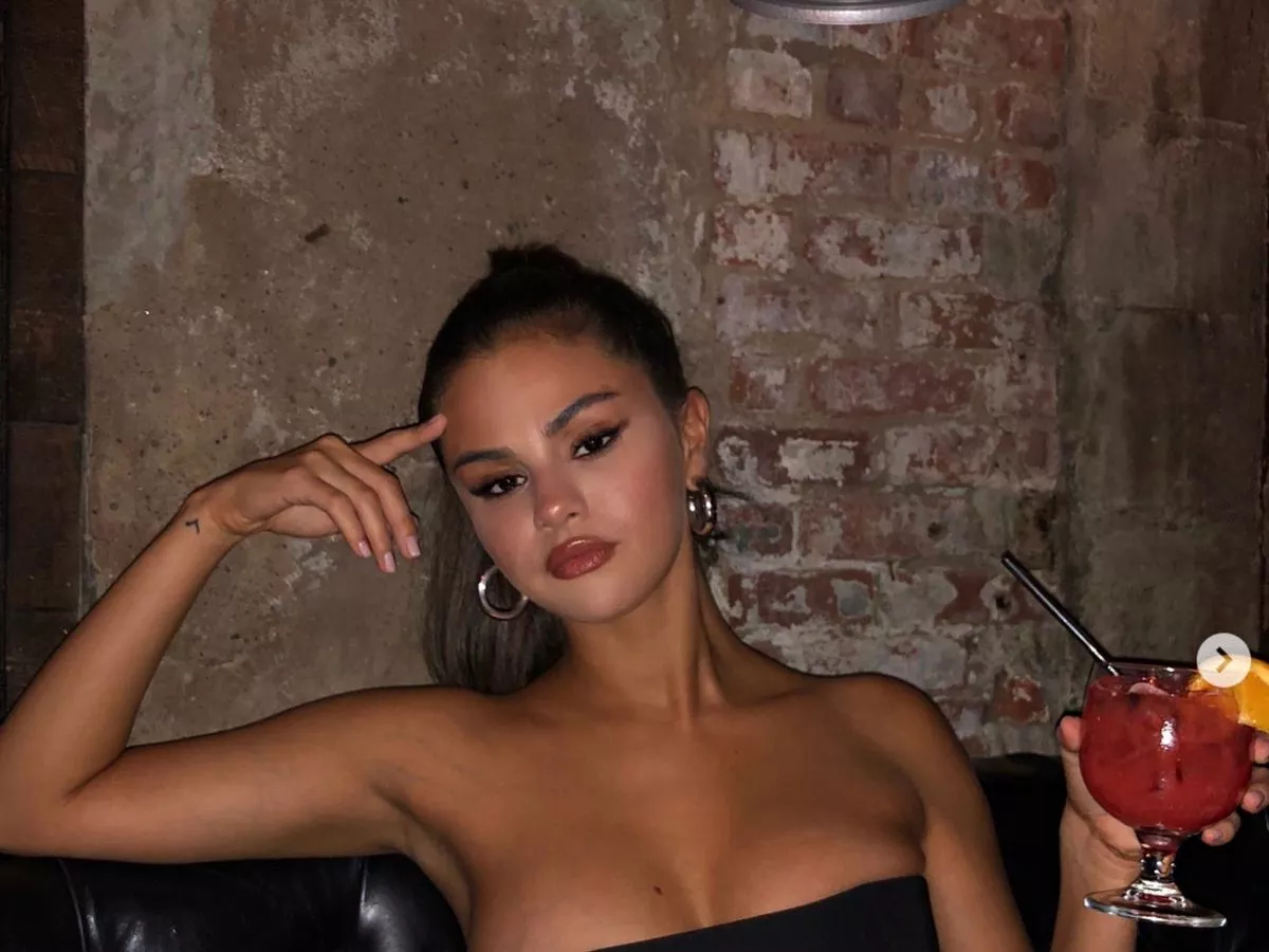 selena gomes boobs