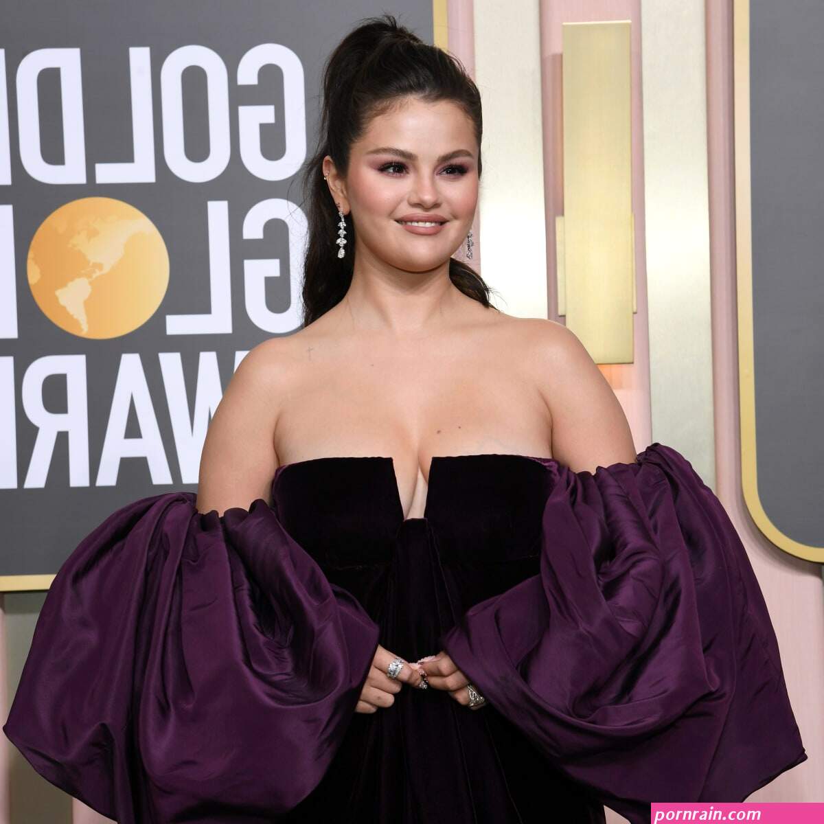 selena gomes boobs
