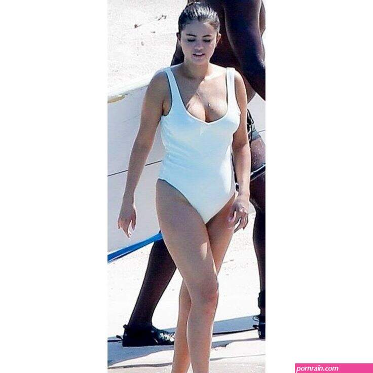 selena gomez boob's