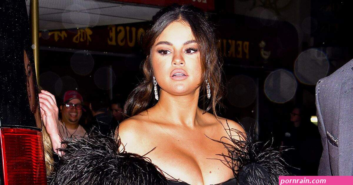 selena gomez boob's