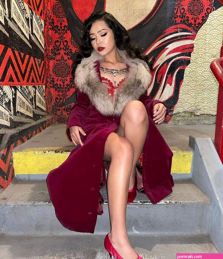 bella poarch feet