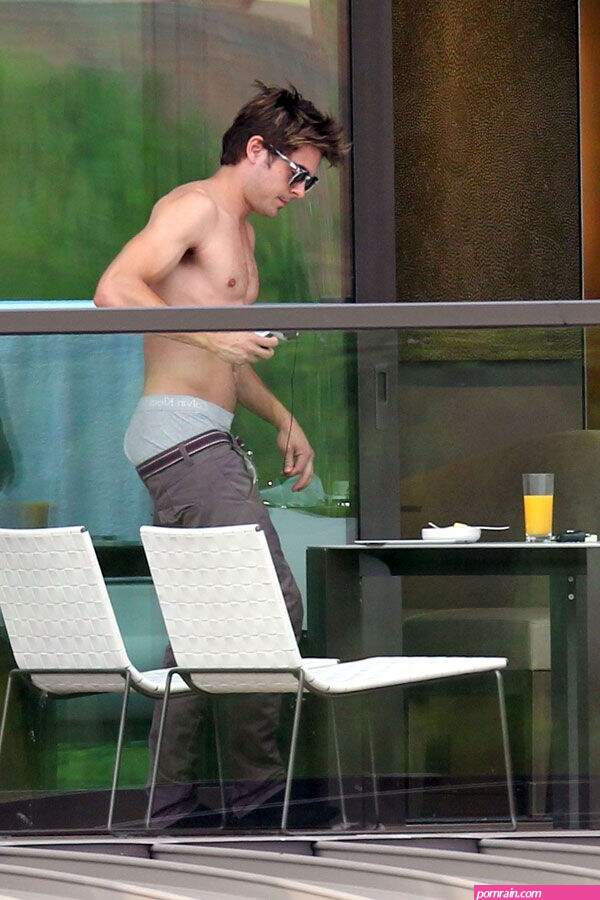 naked zak efron