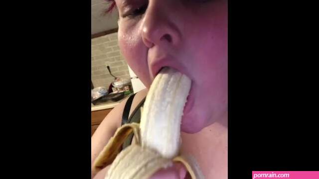 Deepthroating a Banana
