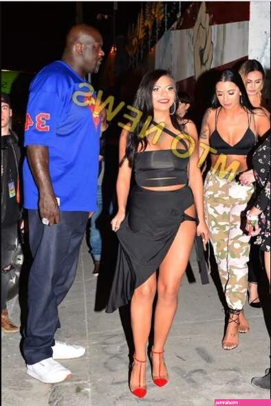 NBA legend Shaquille O'Neil storms club with squad of big booty white girls (Photos)