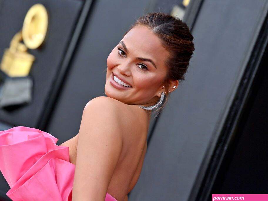 Chrissy Teigen looks incredible in naked bump photo