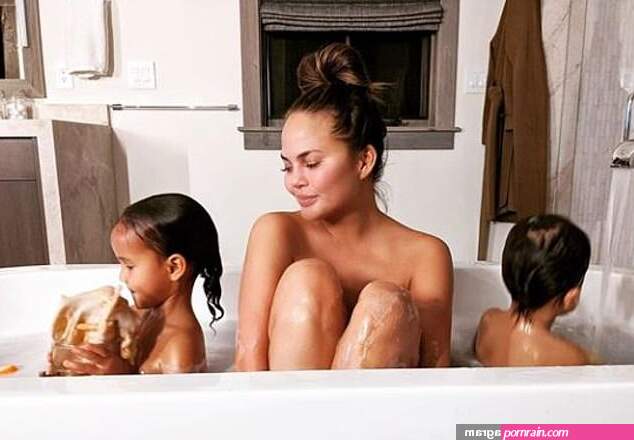 Chrissy Teigen winds down during bath time with her kids on Christmas |  Daily Mail Online