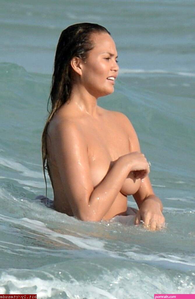 Chrissy Teigen Nude Showing Off Her Vagina... Again (PICS)