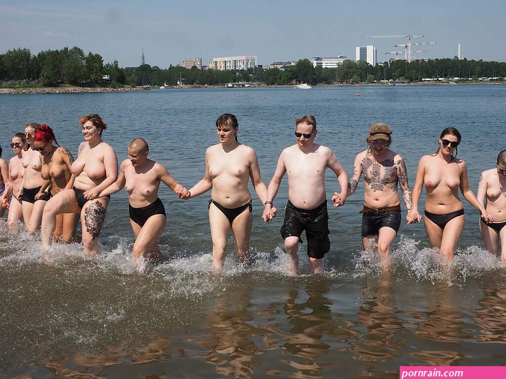 File:Top-free flash mob at Hietaniemi beach 1.jpg