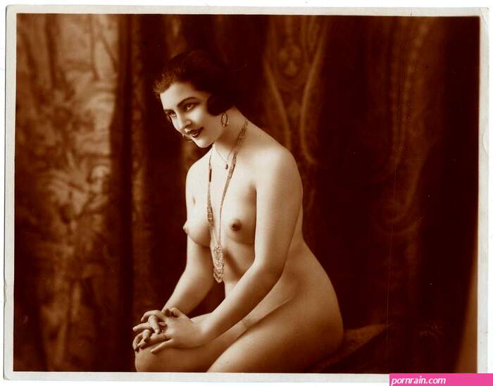 Female nude, ca. 1920 – un regard oblique