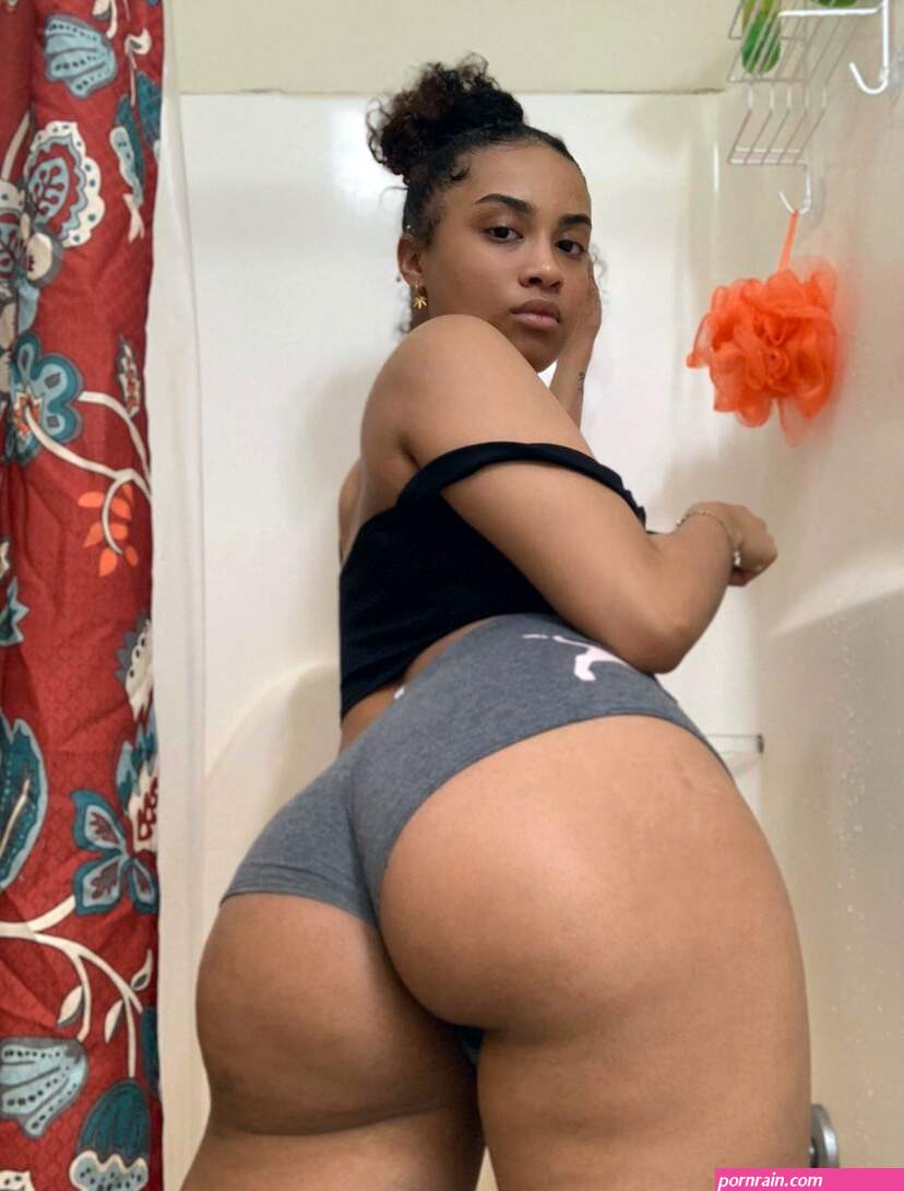 Thick Lightskin Phat Ass Baddie | Scrolller