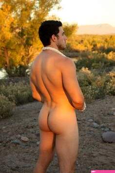A naked guy butt