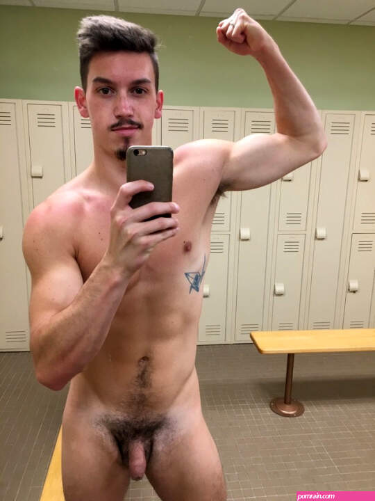 Naked Guy Selfie Locker Room | Gay Fetish XXX