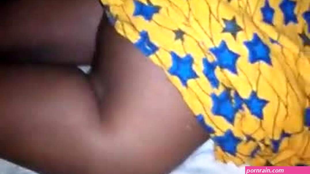 fille wolof du senegal avec perle aux reins