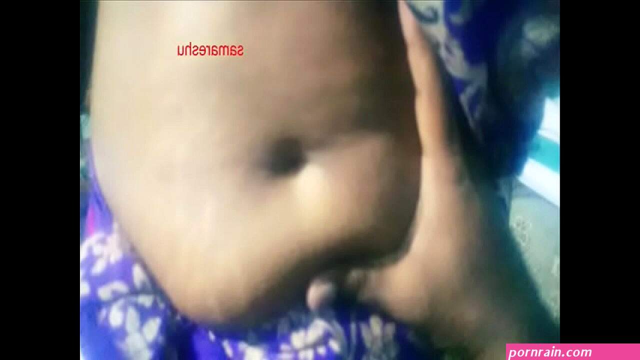 aunty showing navel and pussy