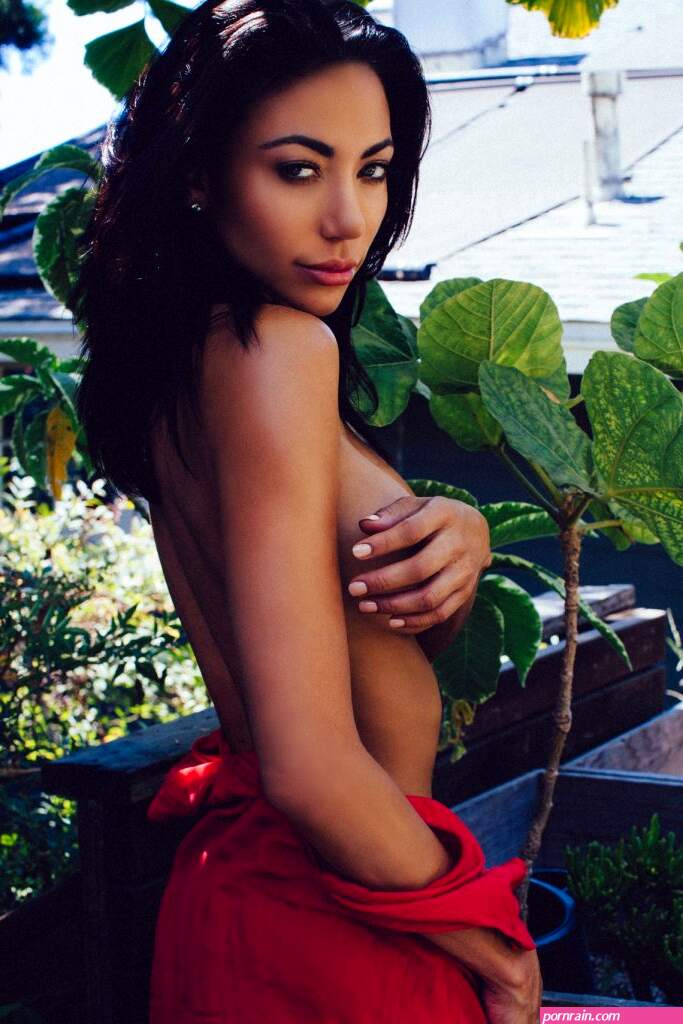 Tatiania Eriksen Nude & Sexy (17 Photos)