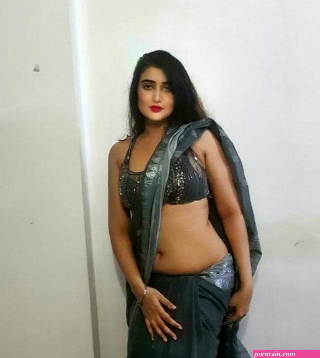 Indian Sexy Bhabhi in Saree Xnxx Photos