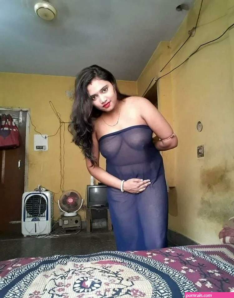 In transparent saree, Desi Bhabhi poses for seductive photos.