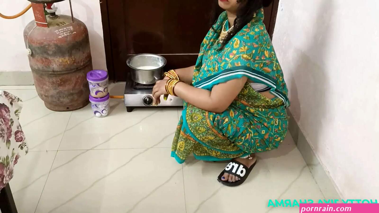 Sex with Desi Bhabhi Wearing a Green Saree in the Kitchen | xHamster