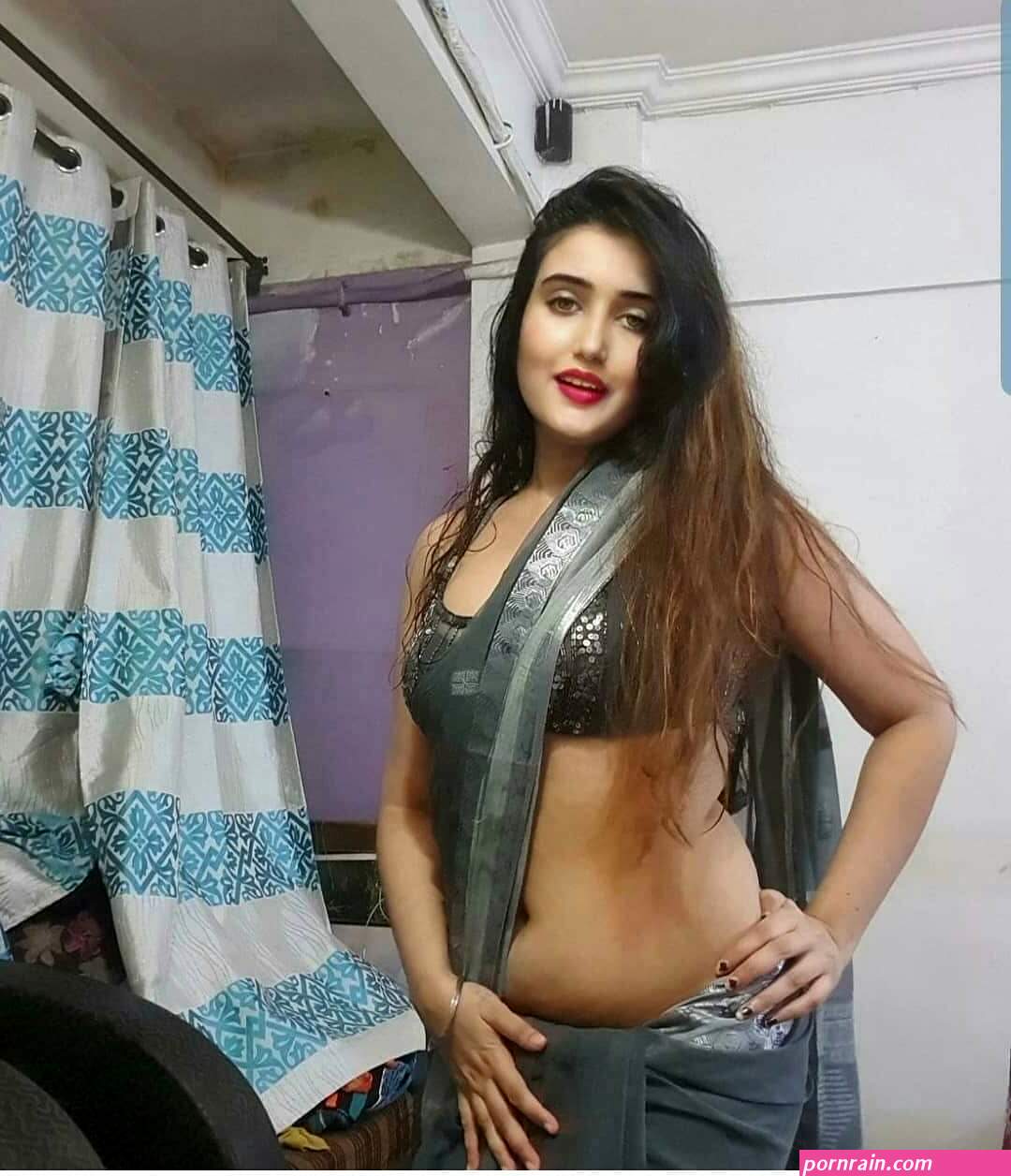 Indian Sexy Bhabhi in Saree Xnxx Photos