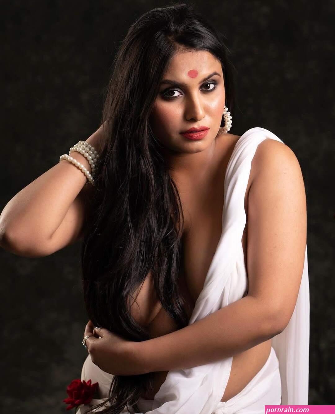 Big Boobs Bhabhi Sexy Pics in White Saree Xnx
