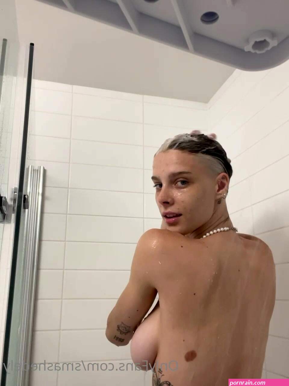 Smashedely Nu.de Show off Hot Body in Bathroom