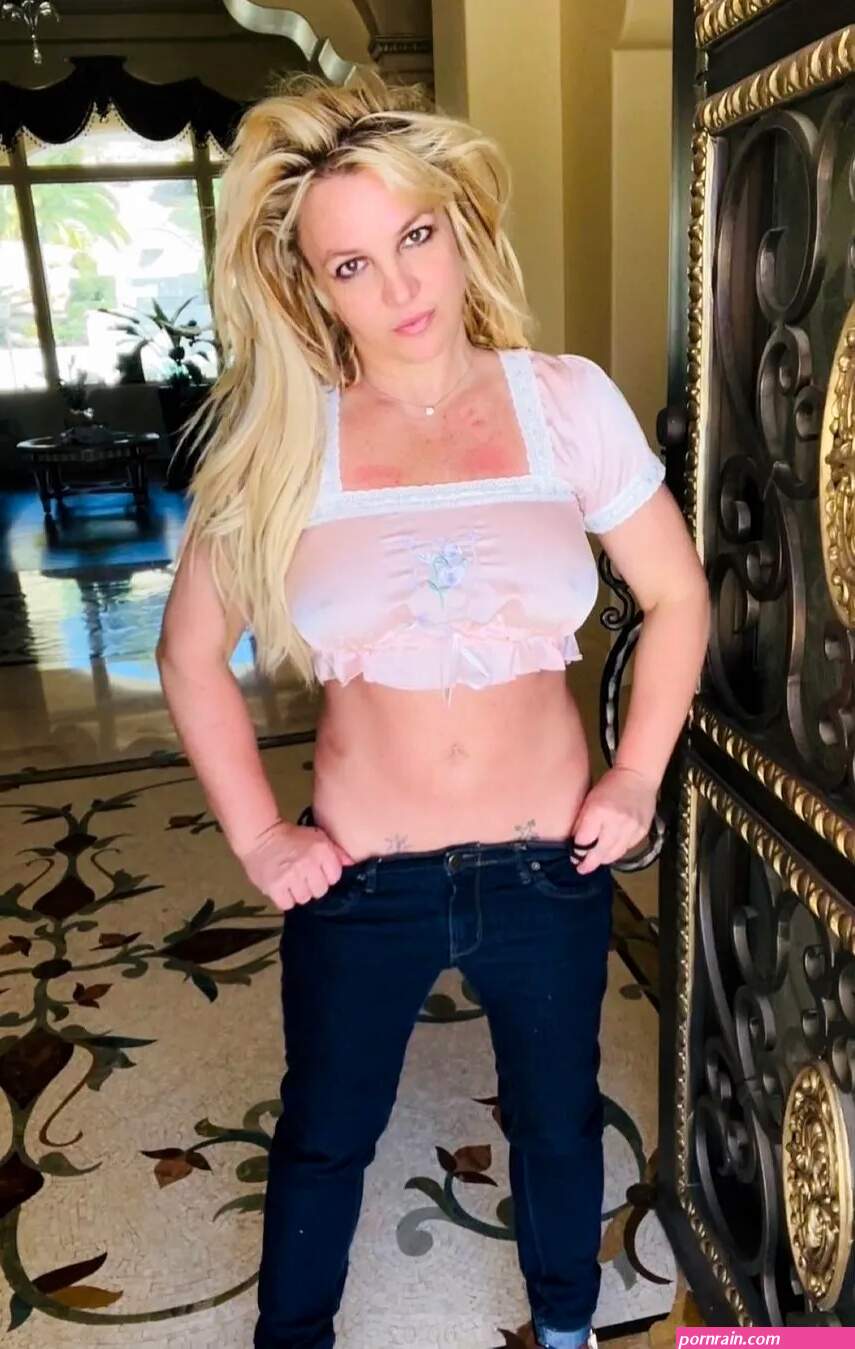 Britney Spears strips totally naked for sexy Instagram snap after row with sons