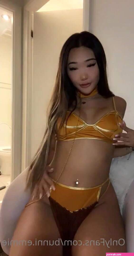 Bunni.emmie Slutty Teen Sucking And Fucking A Big Dildo OnlyFans Video
