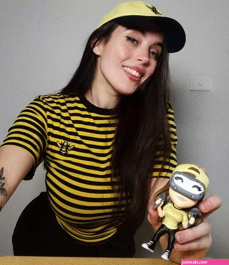 PLEASE START GIVING NAMES WHEN YOU POST!!! IM SICK OF SEEING GOLD WITHOUT ANY NAMES...anyways heres Heyimbee nudes