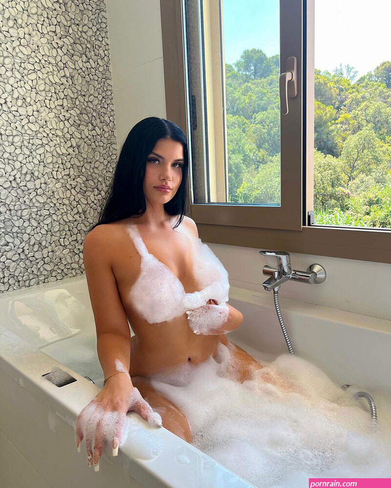 Nicole Dobrikov: Ihre Nudes Pornos haben eine Schattenseite
