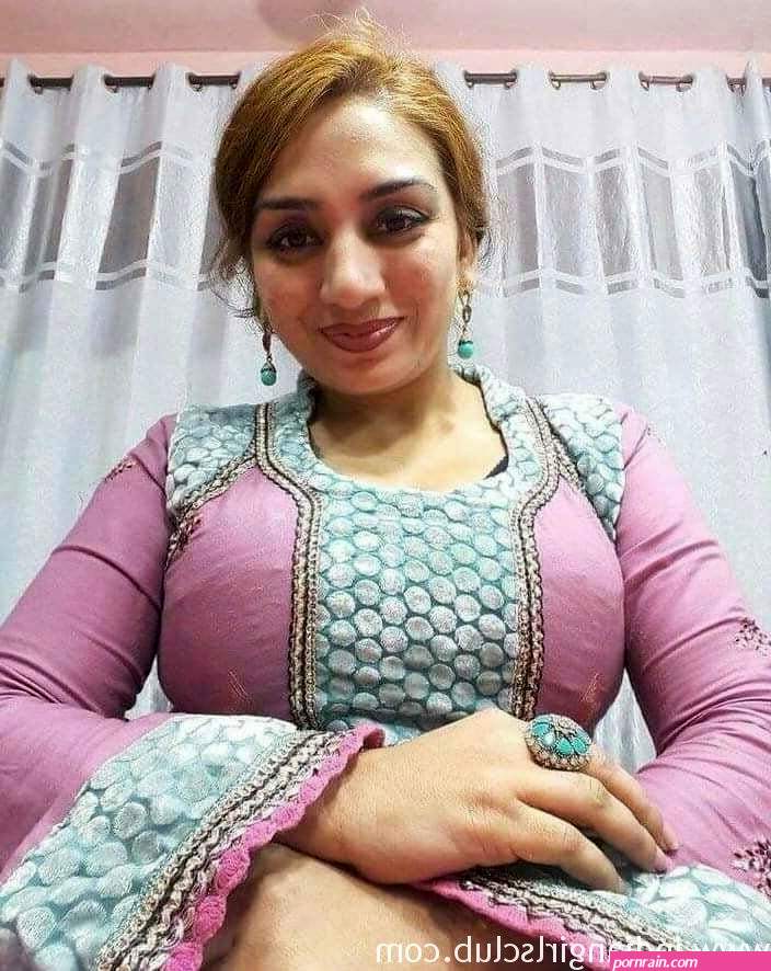Desi Bhabhi Big Boobs and Free Hot Blowjob