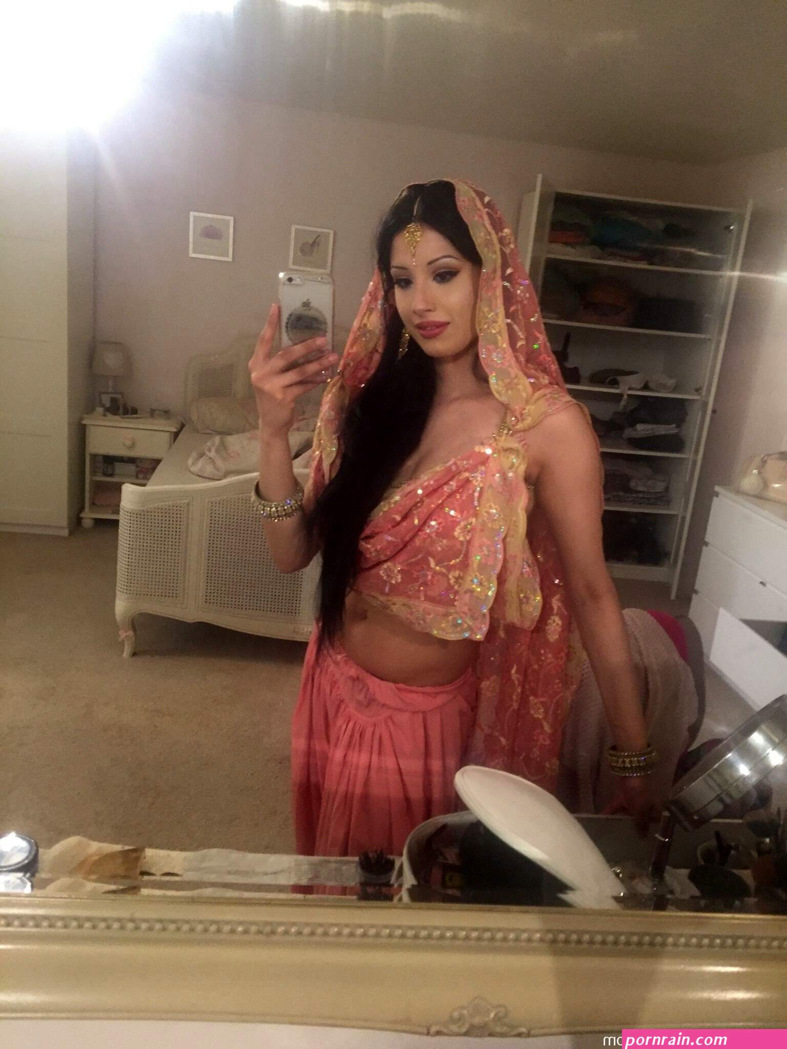 british-indian-bhabhi-taking-nude-selfie-1