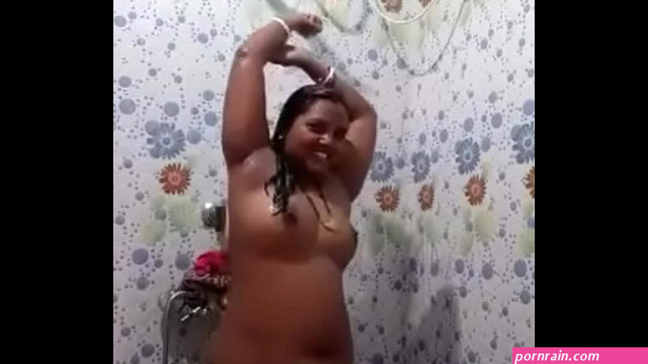 Sexy desi bhabhi nude bathing selfie video
