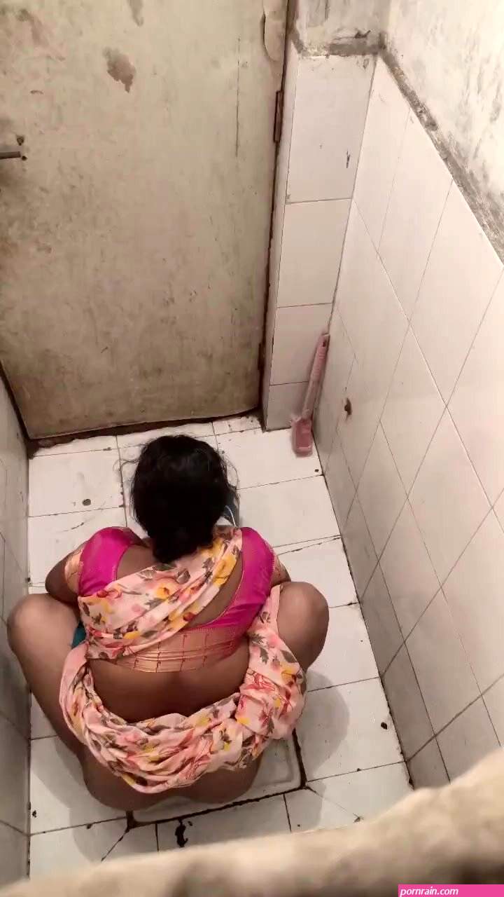 Desi bhabhi washing ass in toilet