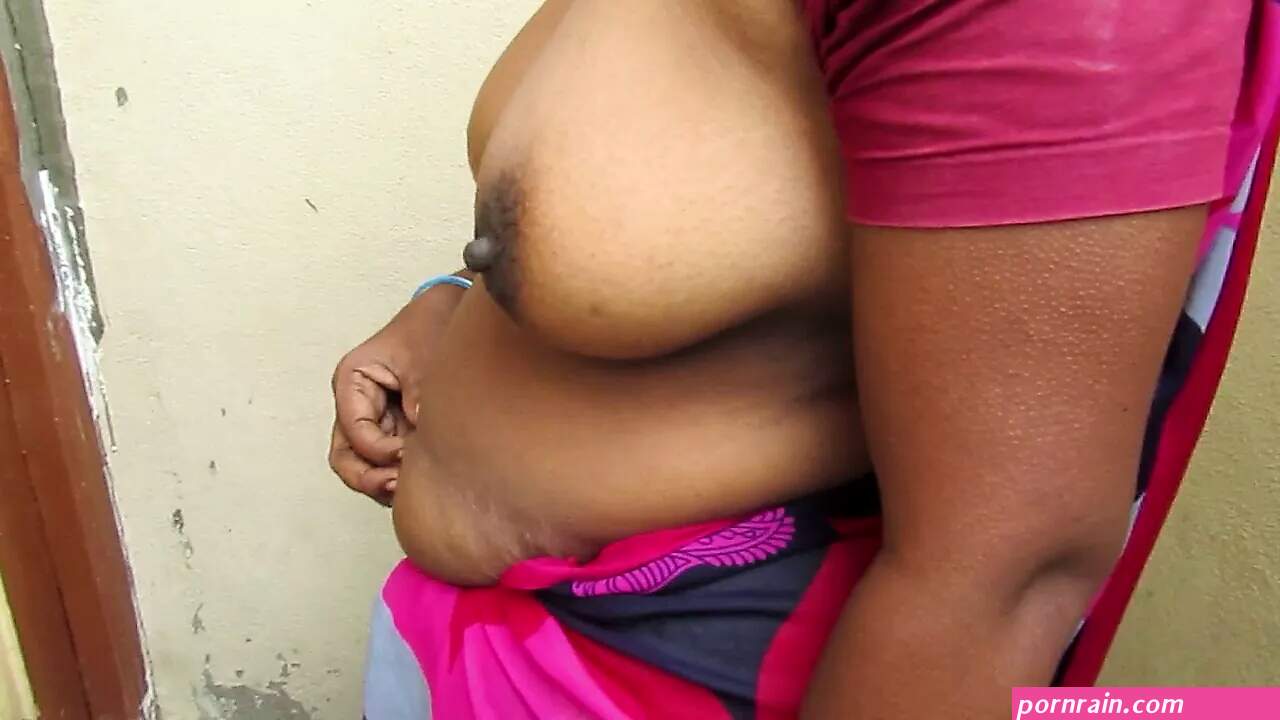 tamil aunty standing to show her boobs very hot