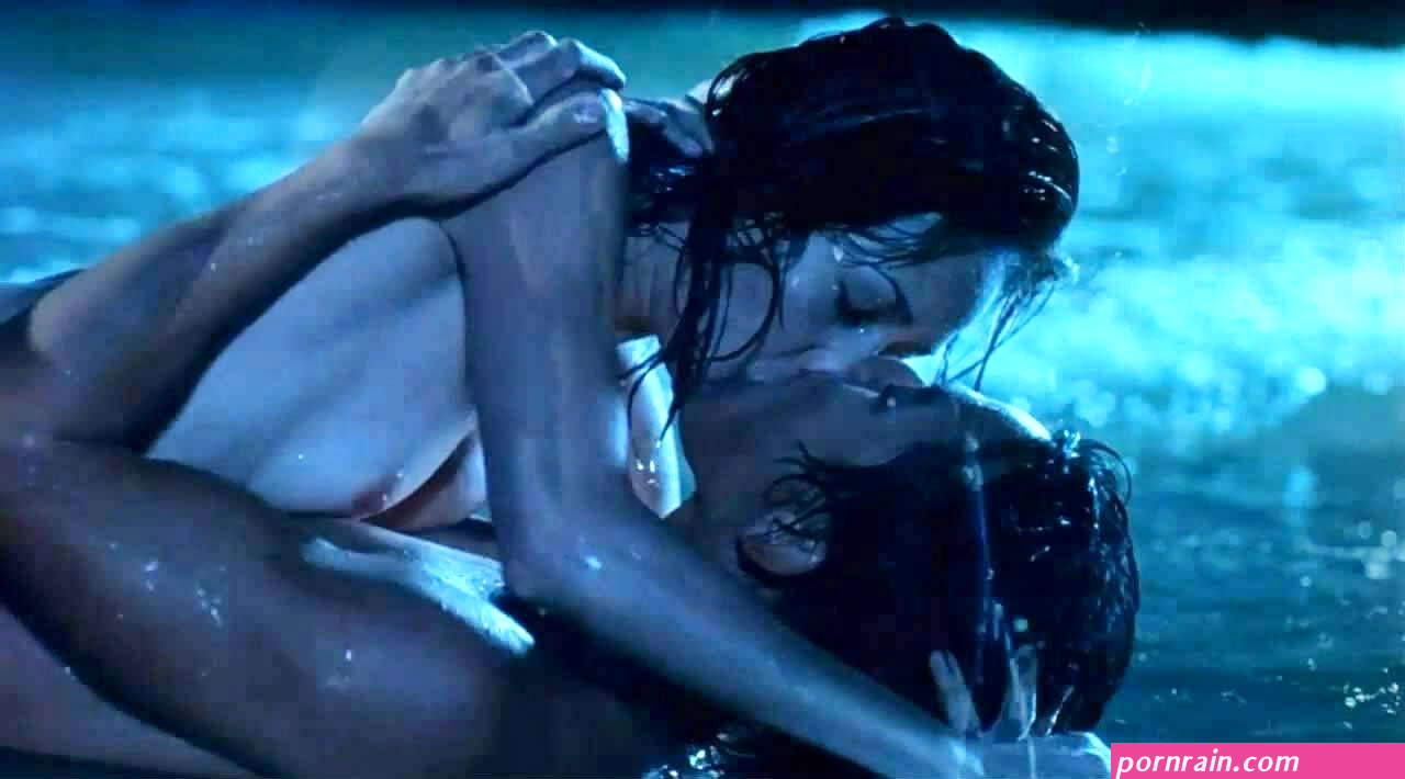 Maggie Q naakte seksscène