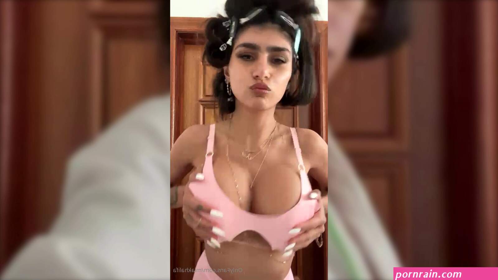 Mia Khalifa Topless Handbra Onlyfans Video Leaked
