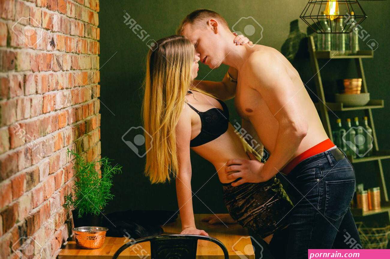 Novio Y Novia Teniendo Sexo Romántico En La Cocina Fotos, retratos,  imágenes y fotografía de archivo libres de derecho. Image 82418303