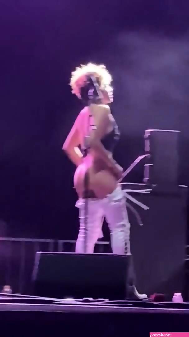 Sophia Urista Pees On Fan's Face
