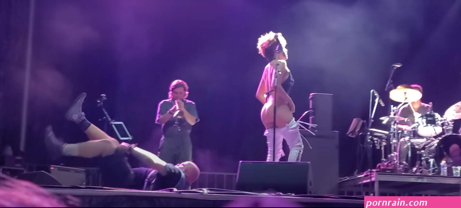 Sophia Urista pees on an audience member