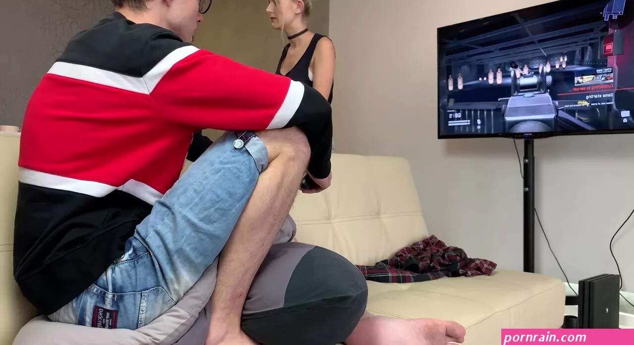 My sister gets a creampie & facial while playing her game